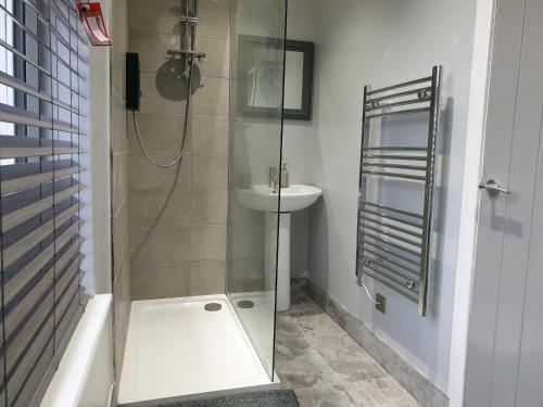 Stunning 5 bed house 2 mins to beach and town with free parking — 4-Star Luxury Hotel in Blackpool, United Kingdom