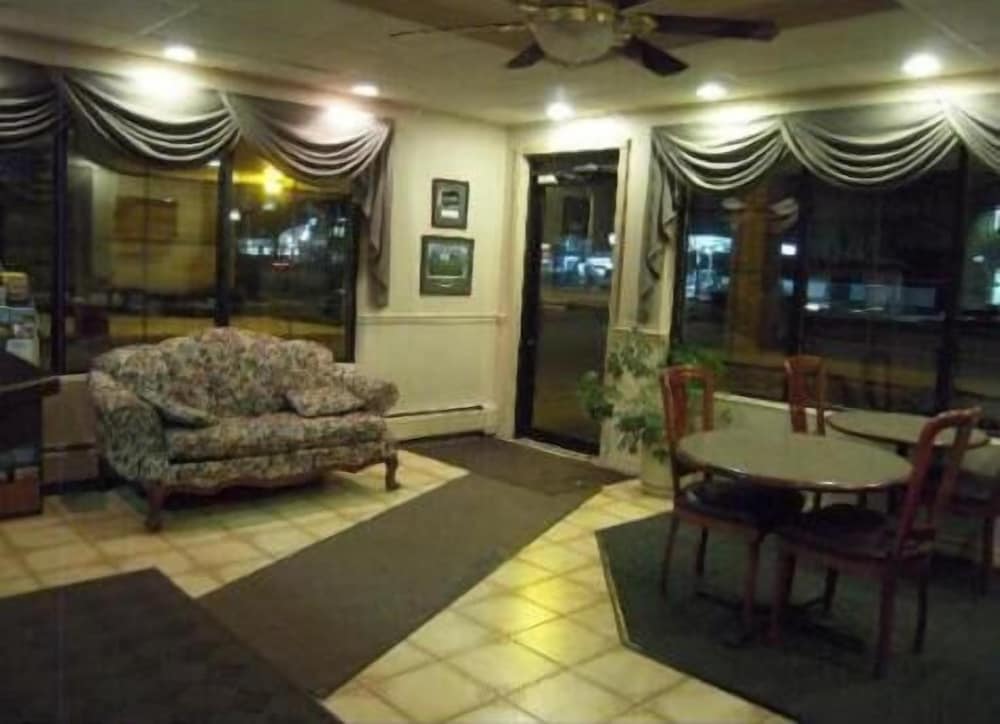 Colonie inn and Suites - photo 2