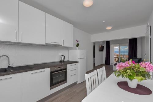 Apartmani Daniela Podgora — 4-Star Luxury Hotel in Podgora, Croatia