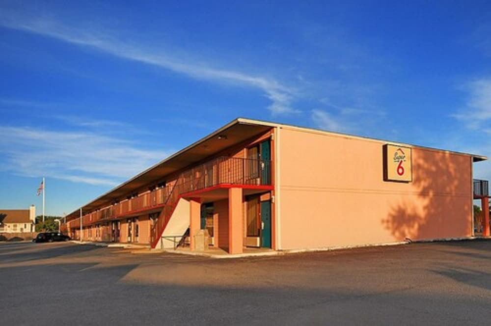 Super 6 Inn Suites - photo 28