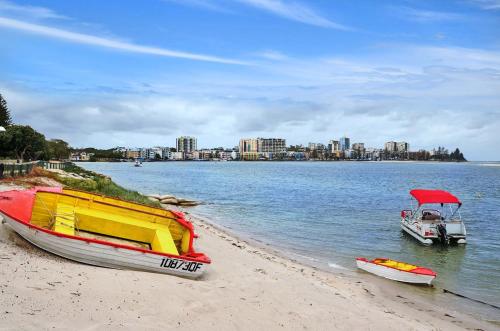 Golden Beach Family & Friends Getaway ZC4 — 4-Star Luxury Hotel in Golden Beach, Australia