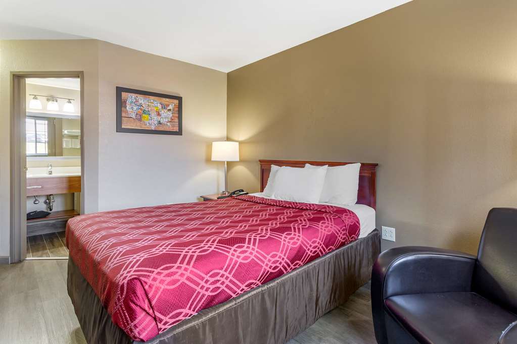 Econo Lodge Inn & Suites Dickson - photo 17