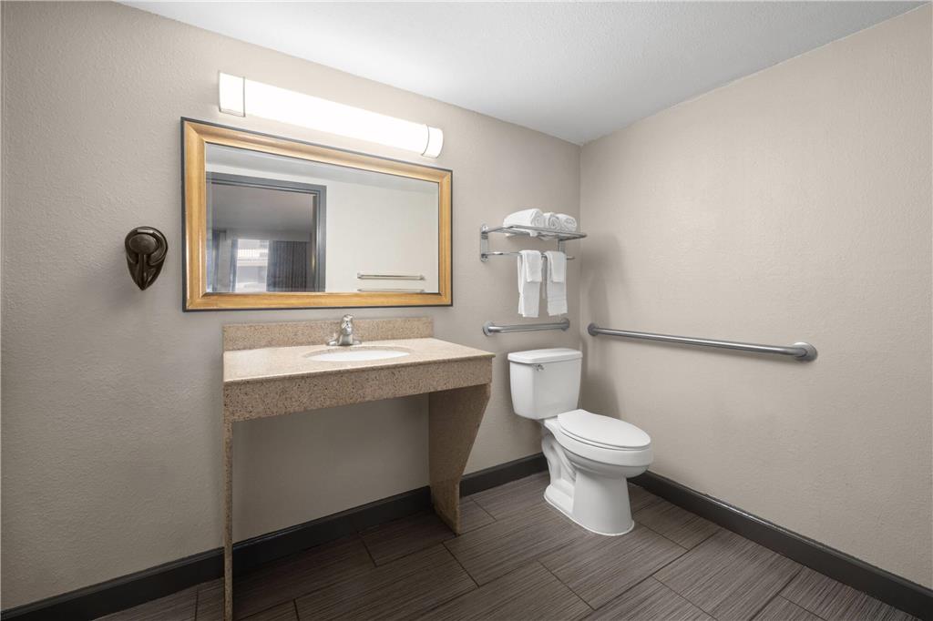 Days Inn by Wyndham College Park Airport Best Road - photo 21
