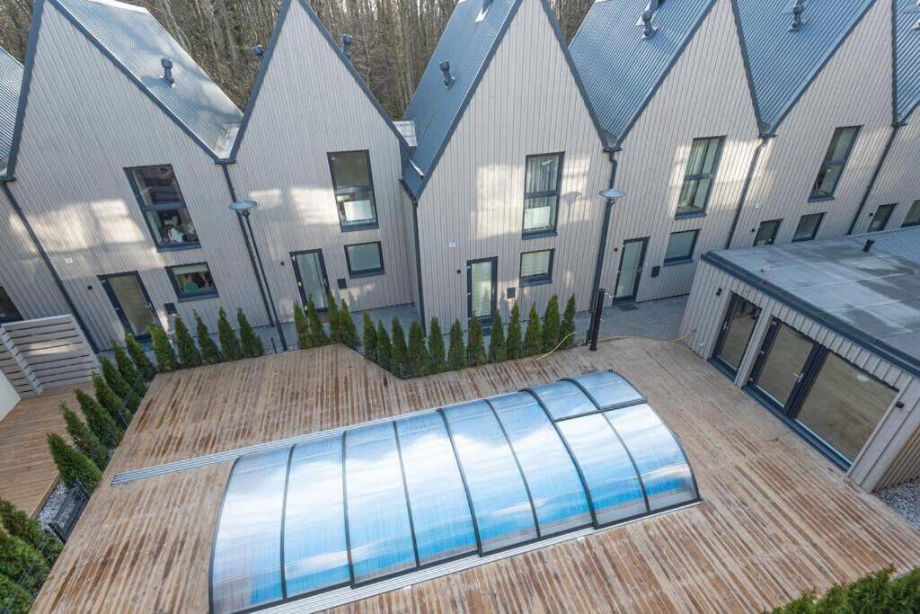 2 5 Kambariu Butas Per Du Aukstus Su Baseinu — Palanga