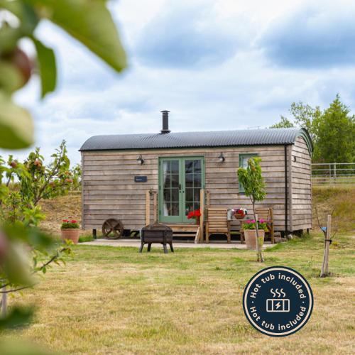Coldharbour Luxury Shepherds Hut with Hot Tub — 4-Star Luxury Hotel in Stone, United Kingdom