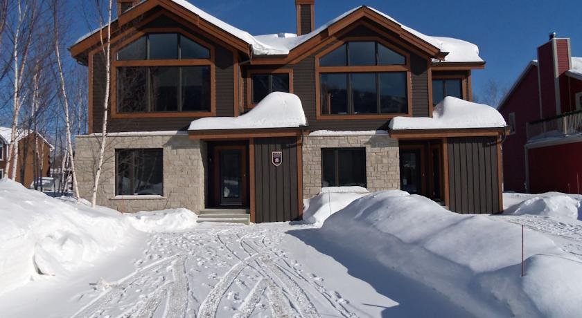 Hébergement Jfl — 4-Star Luxury Hotel in Beaupre, Canada