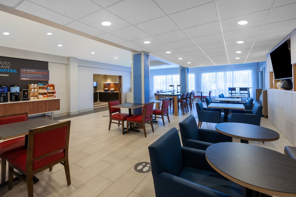 Holiday Inn Express Hotel & Suites Woodhaven by IHG - photo 58