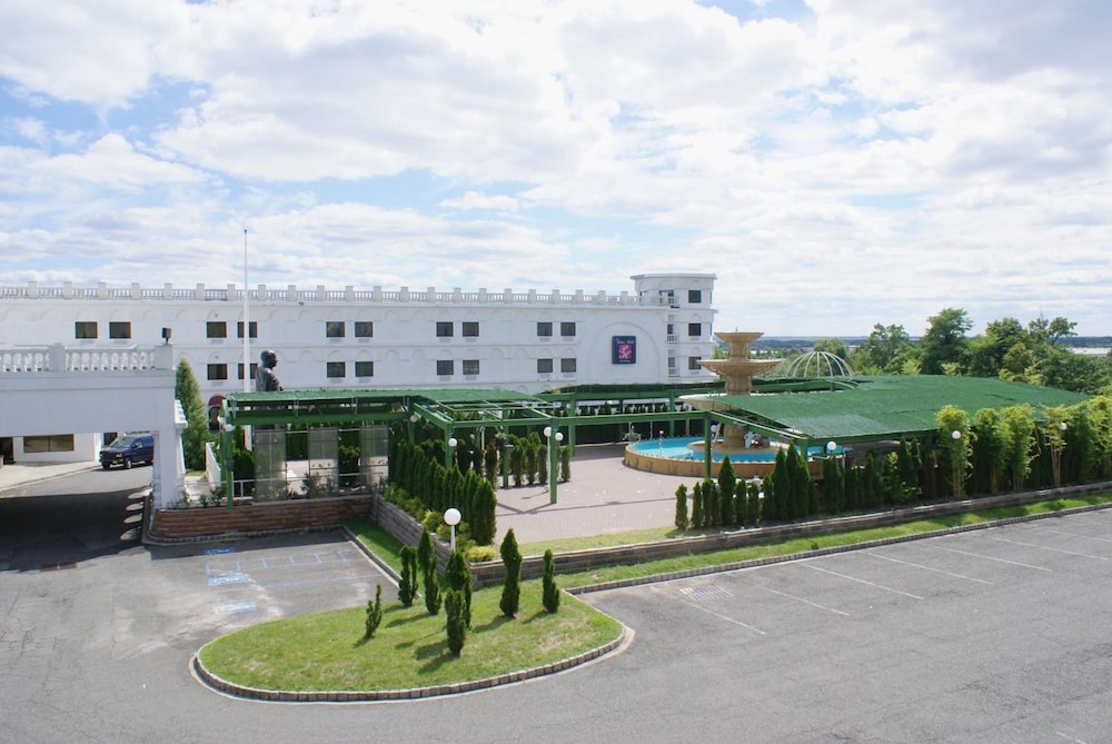 Raritan Hotel - carbon neutral hotel in Edison