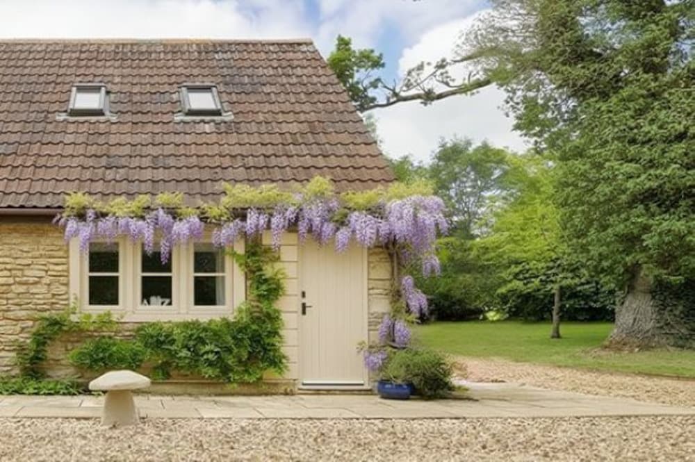 Great Ashley Farm Cottage and Shepherds Huts. — 4-Star Luxury Hotel in Bradford-On-Avon, United Kingdom