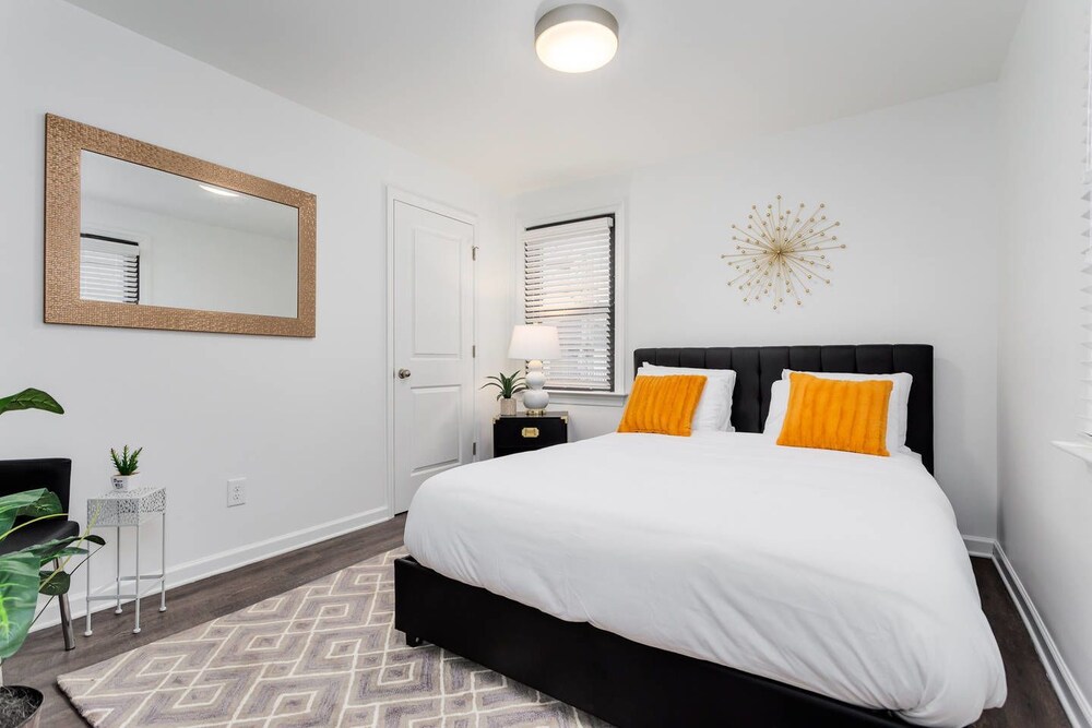 10 BRs Comprised of 2 5BR Suites by Domio - photo 12