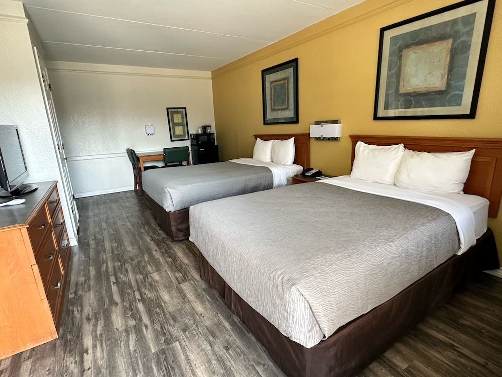 Baymont by Wyndham Nacogdoches Near University - photo 2