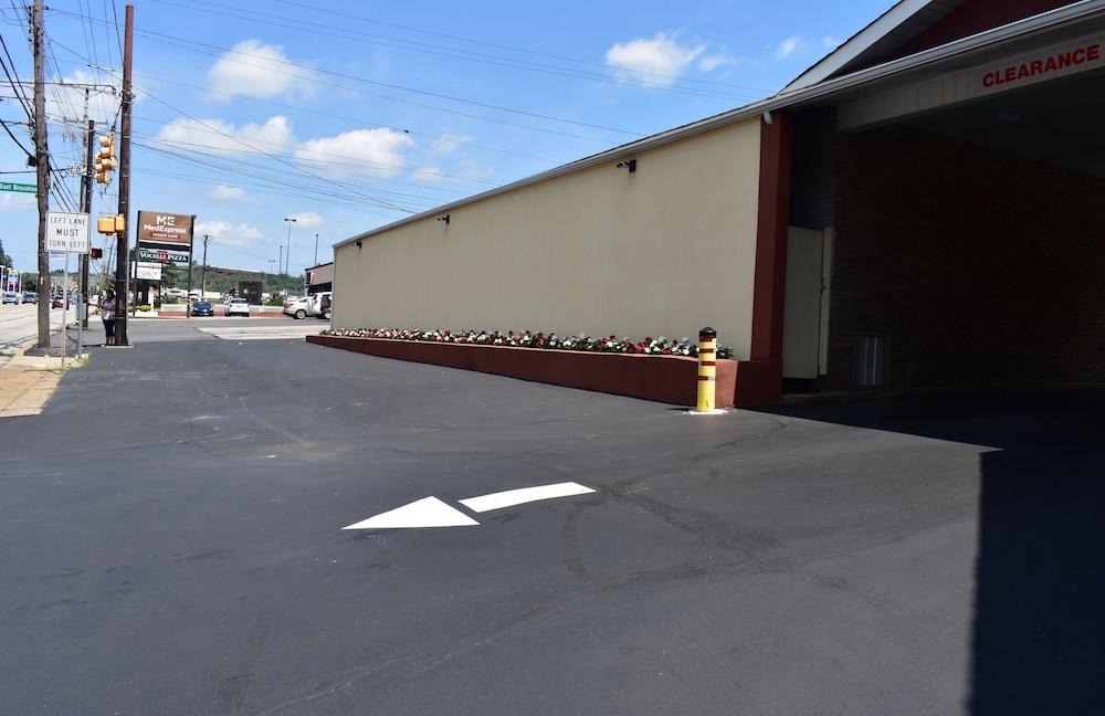 South Hills Motel - photo 40