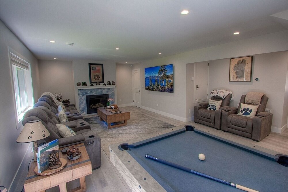 Creek Side Summit 4 Bedroom Home by RedAwning
