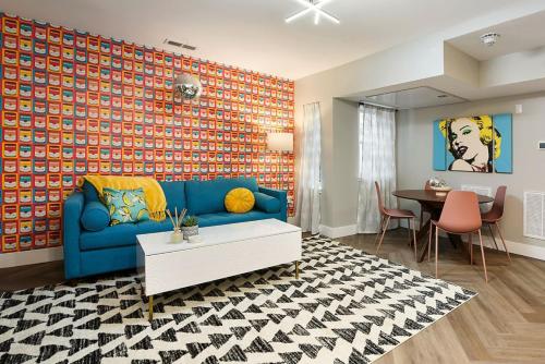 HostWise Stays King Bed Free Street Parking Walkable Location in Pittsburgh, United States