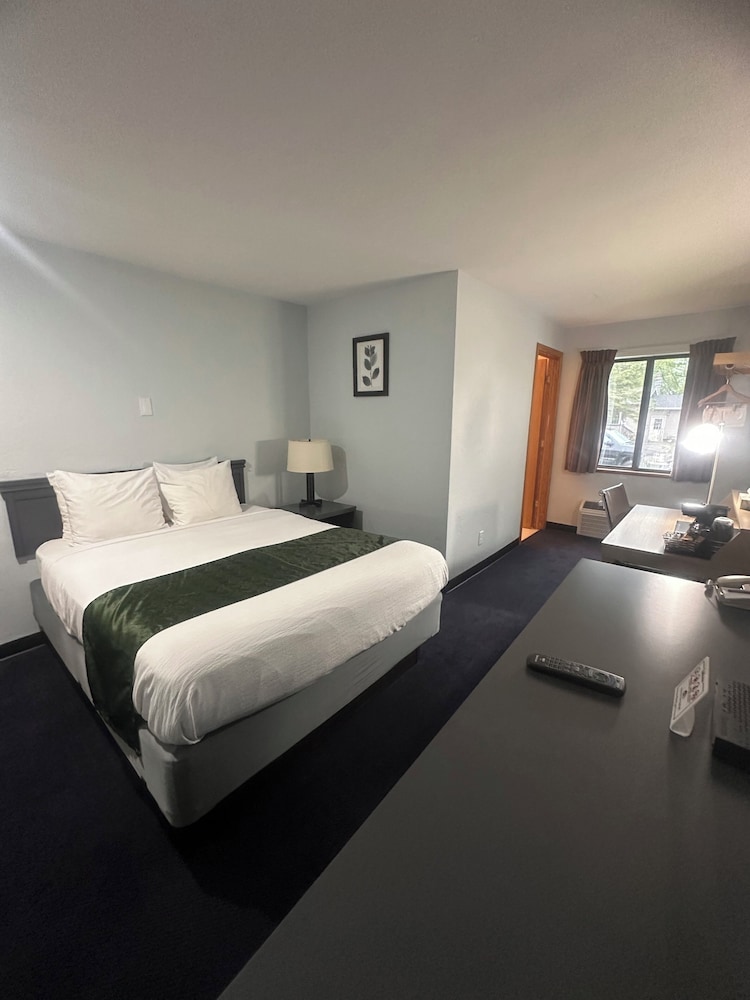 Pictured Rocks Inn & Suites — Munising — photo 4