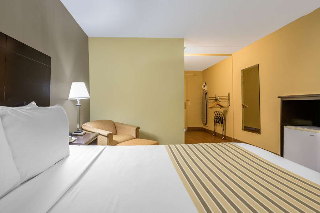 Econo Lodge Inn & Suites Triadelphia Wheeling - photo 8