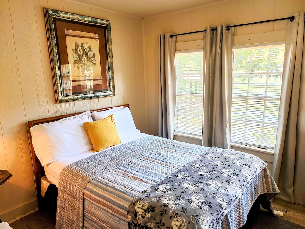 Edgewater Resort Cottage #1 - photo 4