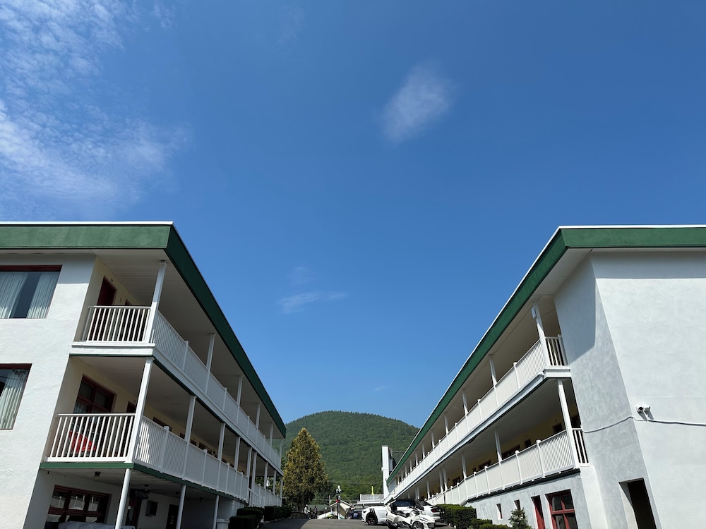 O'Sullivan's On The Lake Motel - photo 40