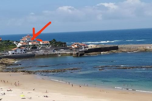 Edificio Tudor Un Mirador Al Cantabrico — Comillas