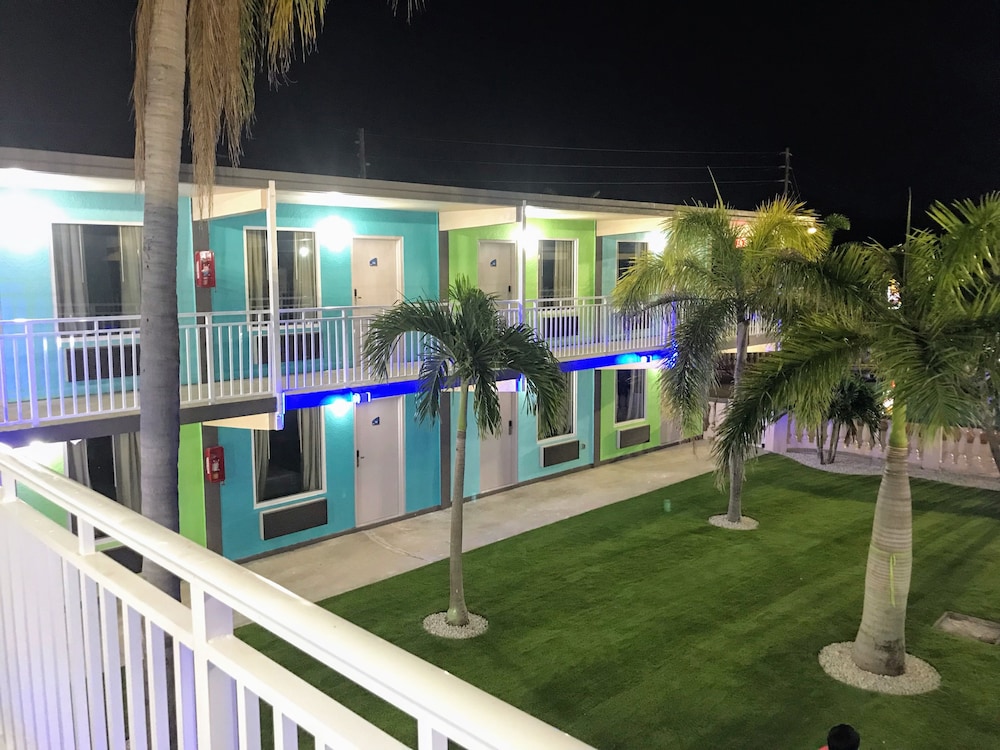 Tropical Inn & Suites - photo 87