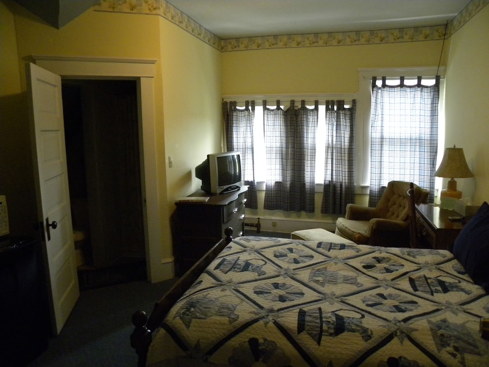 Victorian Charm Inn - photo 7