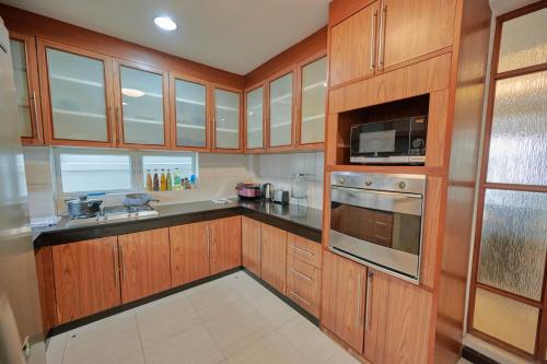 Low Rise House for Groups Near BTS & EmDistrict For Spacious Cozy Stay