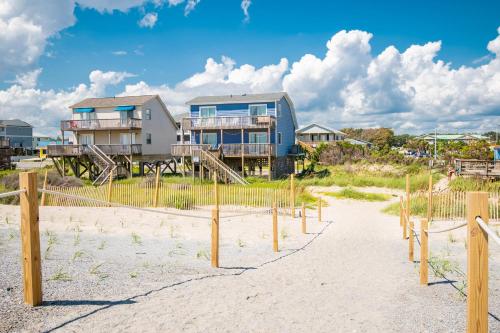 Mead Us At The Beach by Oak Island Accommodations - featured photo