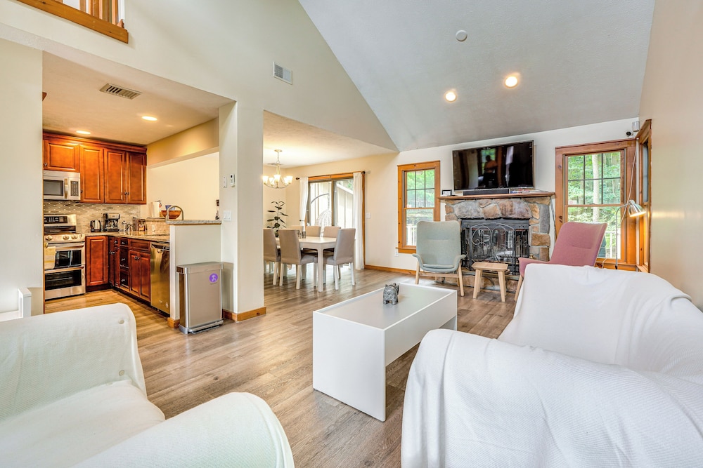 Tannersville Resort Home w Deck & Gas Grill in Tannersville, United States