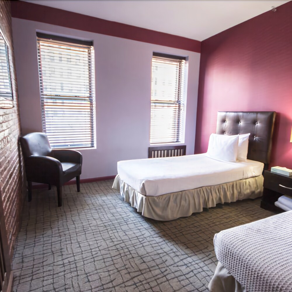 The Broadway Hotel and Hostel - photo 20