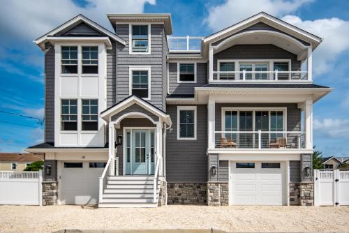 MyLBIBeachRental 6 from Beach 6 Bedroom 4.5 Bath Sleeps 12 New Construction — 4-Star Luxury Hotel in Long Beach, United States