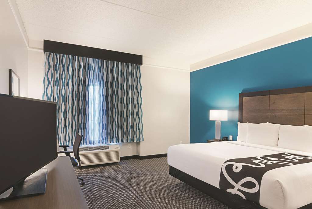 La Quinta Inn & Suites by Wyndham Orlando UCF - photo 20