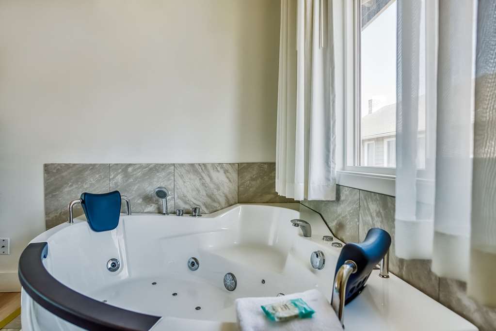 Clarion Inn Surfrider Resort - photo 35