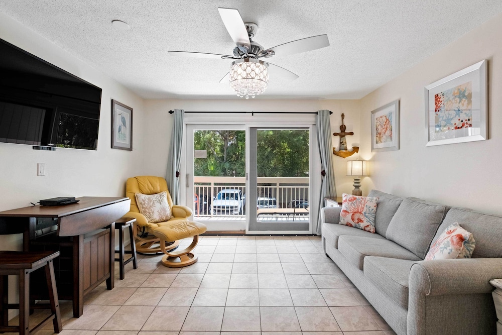Walk to Bars & Shops: Resort Condo in Hilton Head - photo 3