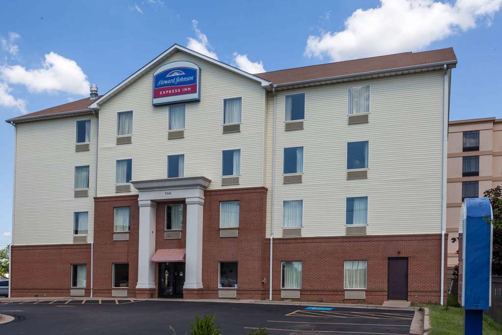 Howard Johnson by Wyndham Airport - featured photo