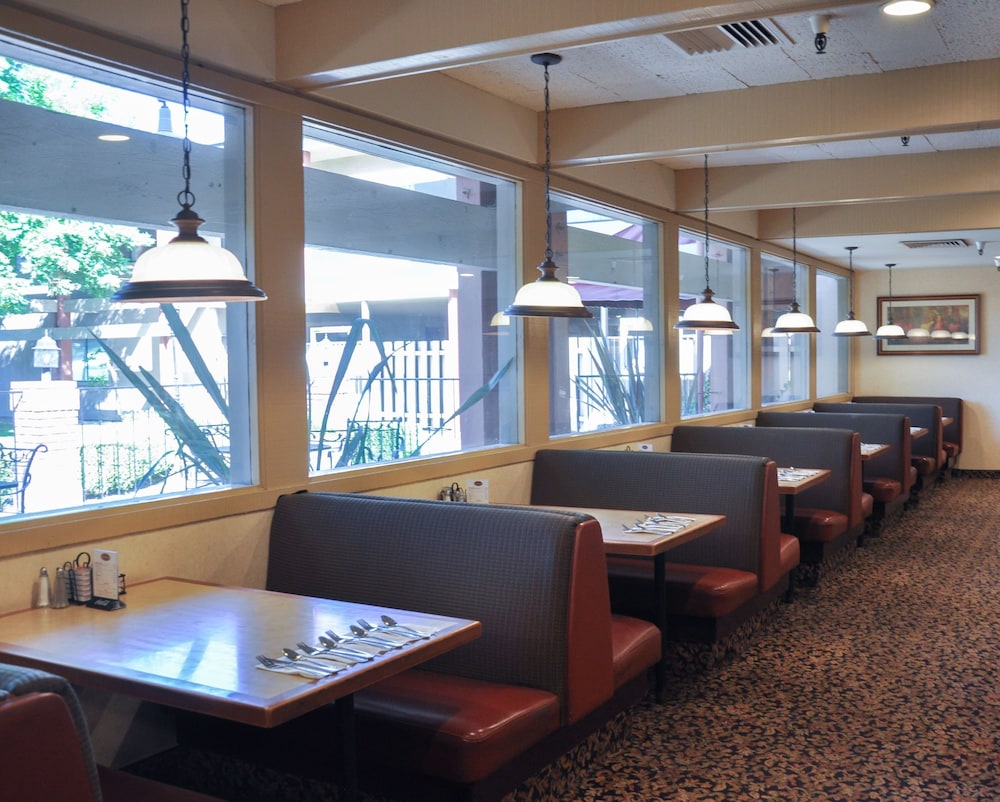 Piccadilly Inn Airport - photo 37