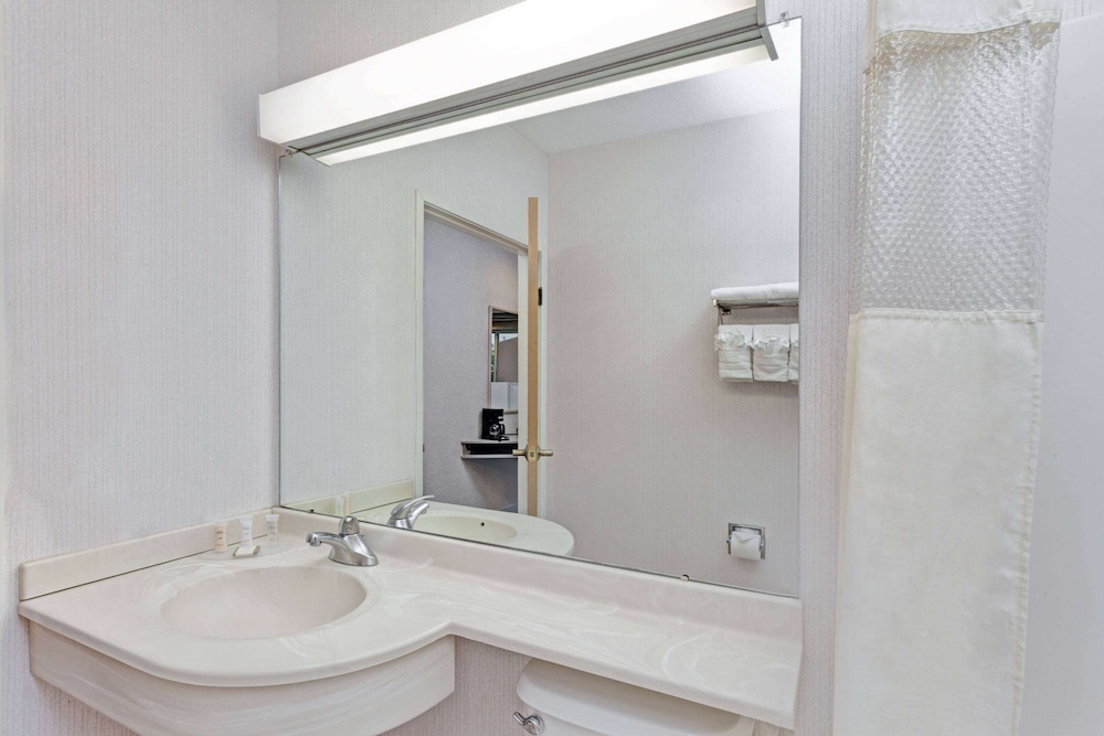 Red Lion Inn & Suites Elk Grove Village - photo 13