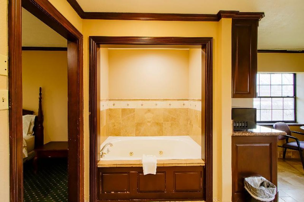OYO Pinewood Inn & Suites Silsbee - photo 80
