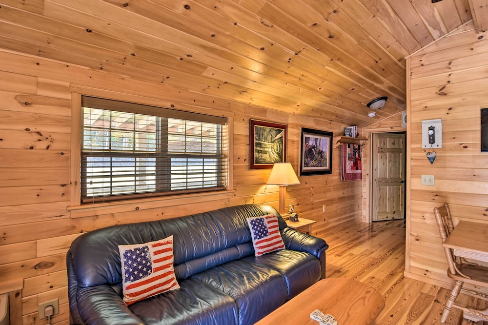 Cozy Anchors Away Cabin Hideaway with Fire Pit — Parsons — photo 4