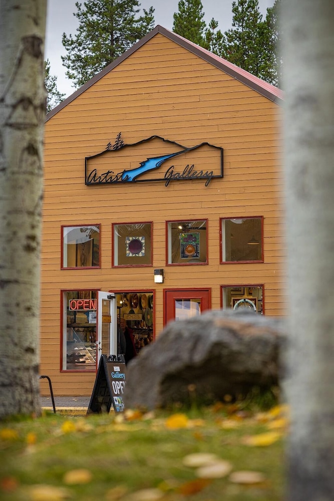 Pole House Unit 1 — 4-Star Luxury Hotel in Sunriver, United States