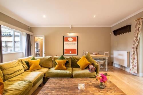 Spacious Country Cottage Sleeps 7 Air Con Fire Pit & Dog Friendly close to Bath — 4-Star Luxury Hotel in Bradford-On-Avon, United Kingdom