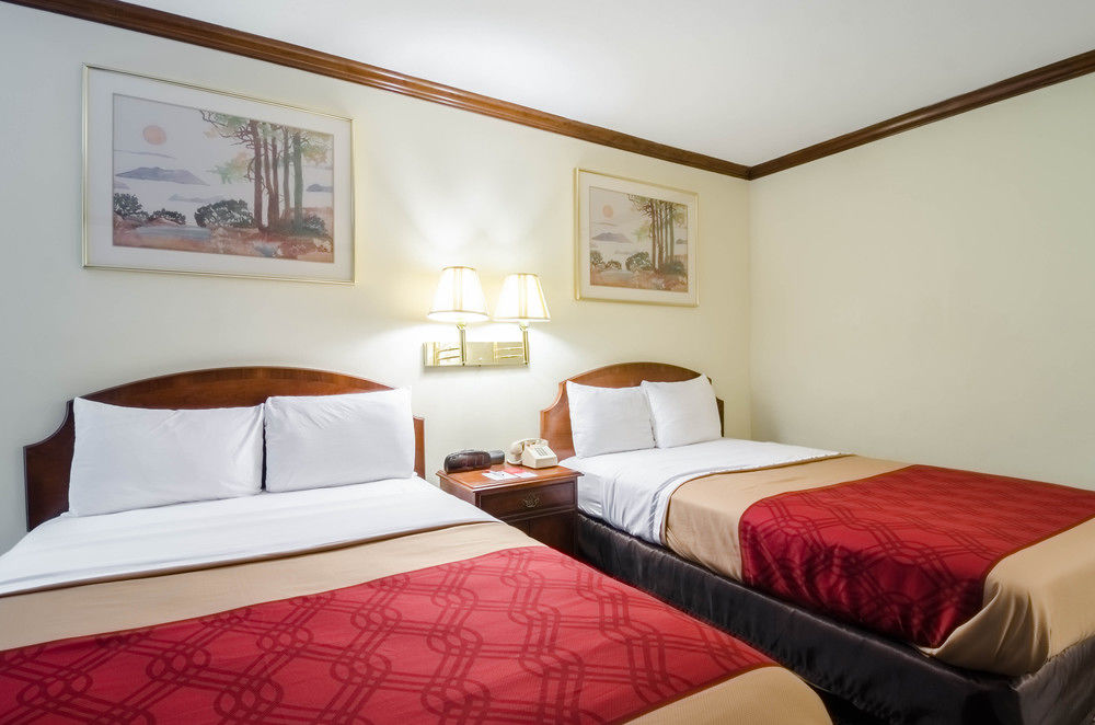 Econo Lodge Colonial - photo 30
