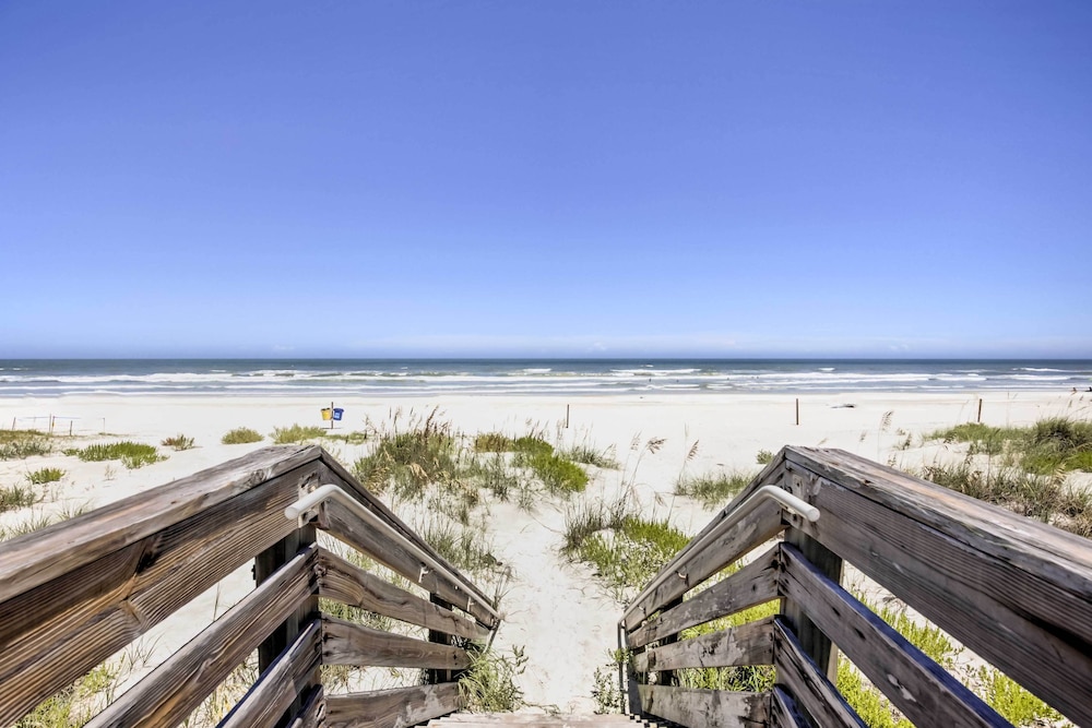 New Smyrna Beach Abode w Fire Pit Walk to Beach in New Smyrna Beach, United States