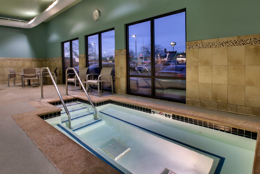 Holiday Inn Express & Suites Interstate 380 at 33rd Avenue by IHG - photo 10