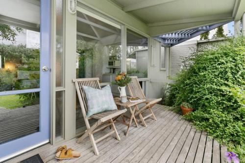 Apollo Bay Beach Bungalow Couples Retreat — 4-Star Luxury Hotel in Apollo Bay, Australia