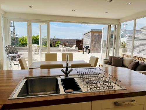 Fabulous Beach Front Holiday Location Pass the Keys — hotel in Lydd