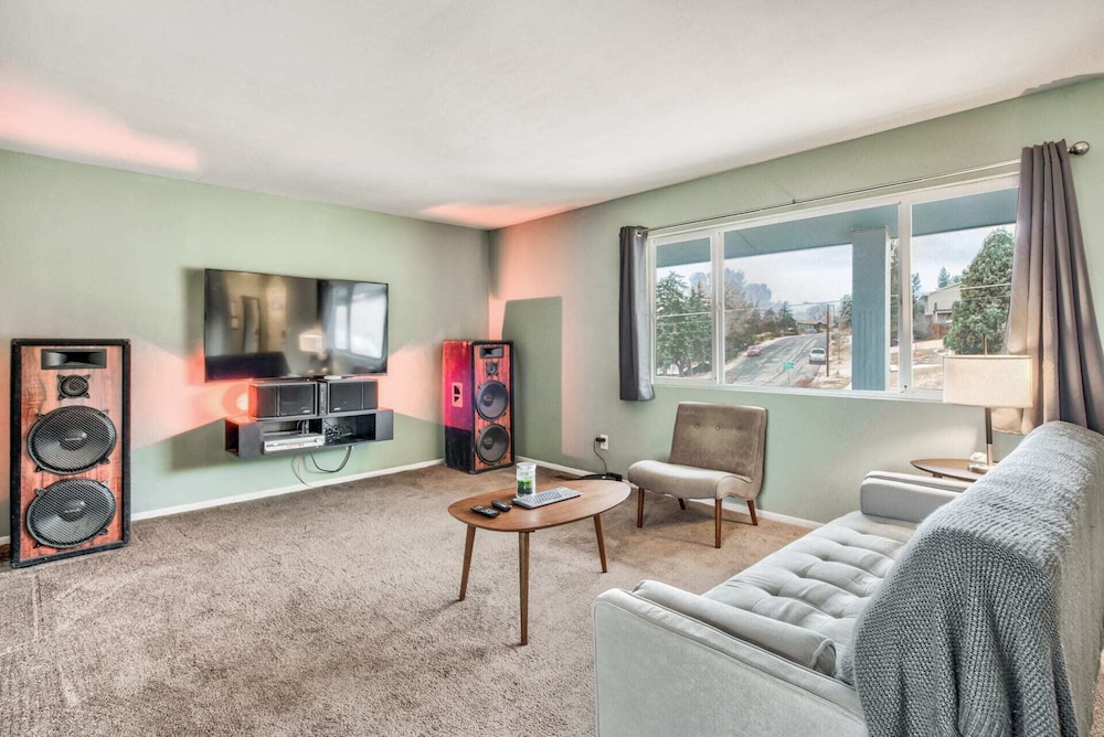 2brclose To Hiking & Garden of Godsbose Surround Sound Pet friendly in Colorado Springs, United States