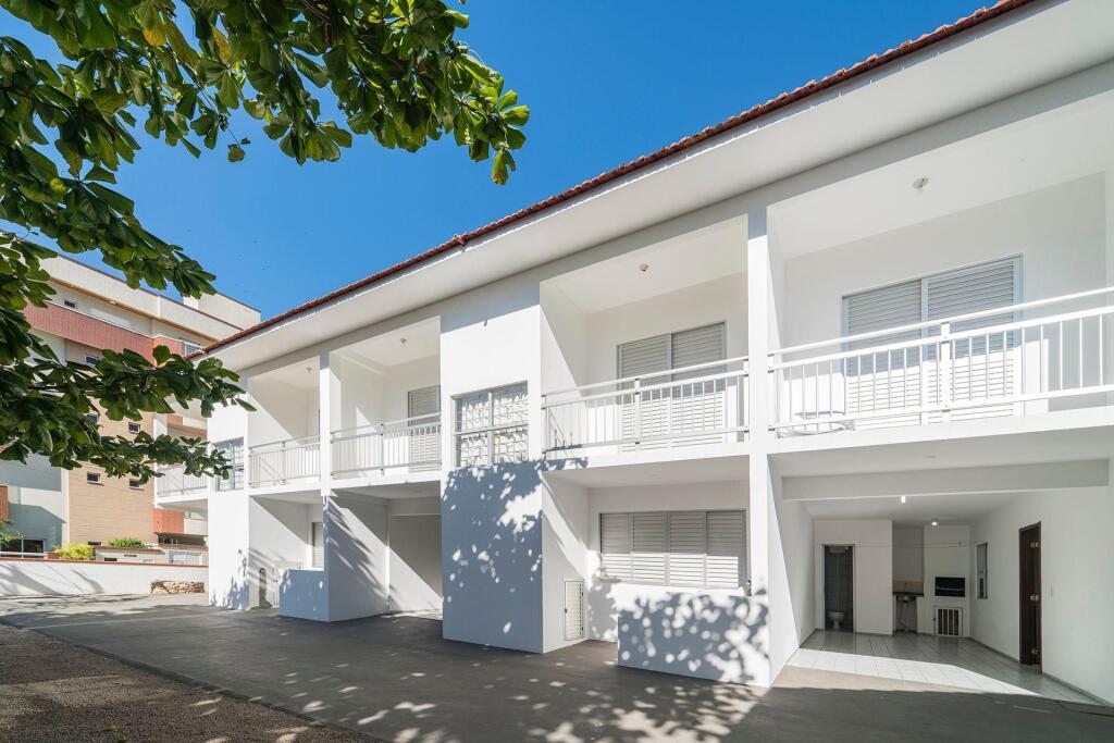 096C Lindo sobrado 02 dormitórios para até 06 pessoas à poucos metros do Mar em Bombinhas in Porto Belo, Brasil