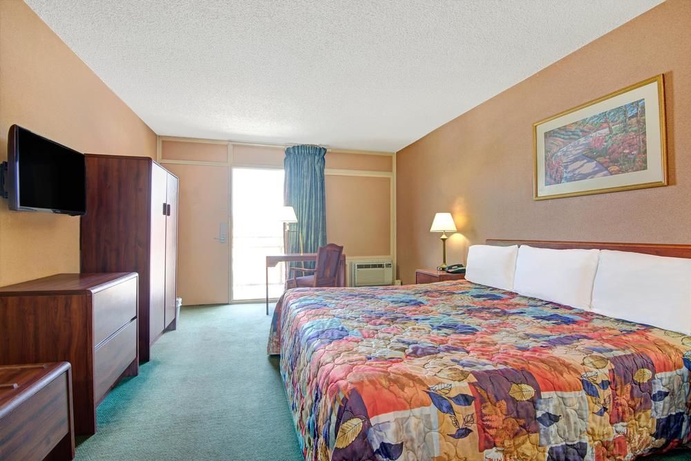 Knights Inn Wheeling - photo 6