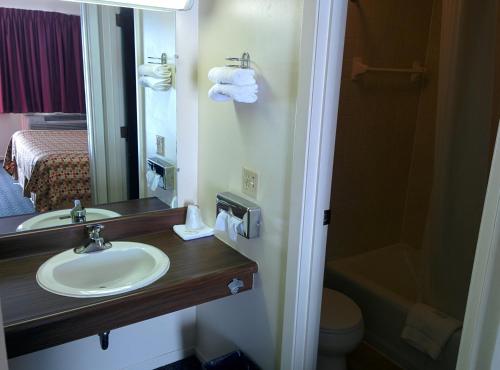 Economy Inn Toledo Perrysburg - photo 9