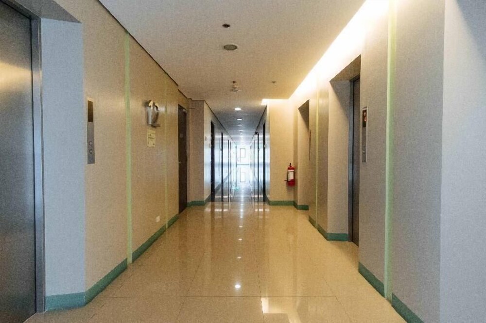 Reddoorz Premium Near MRT North Avenue Station in Quezon, Philippines